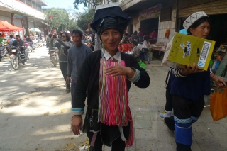 生活在当地的瑶族妇女