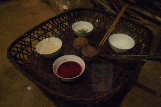 哈尼族祭拜祖先的碗筷摆放及所需用具