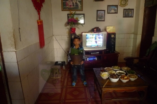 背着自家东西来我家祭拜的姑姑家小孩
