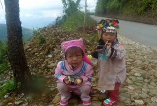 吃猪头肉的哈尼两姊妹